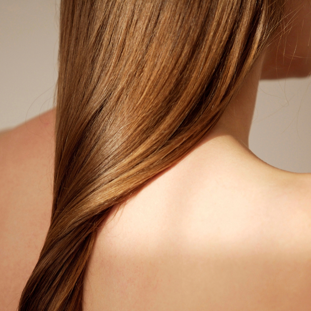 Mujer con cabello sano visto desde detr&aacute;s